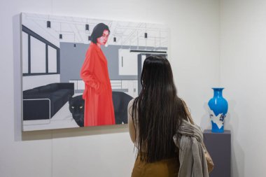 Bir Modern Sanat Galerisinde Eserlerin SatınAlınmasını Değerlendiren Alıcı.