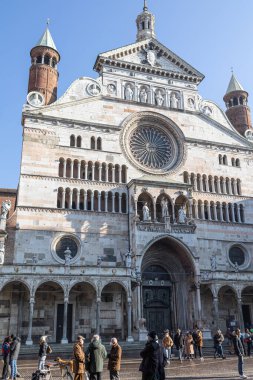 İtalya 'nın Lombardiya kentindeki Cremona Katedrali veya Santa Maria Assunta Katedrali - Roma Tapınağı.