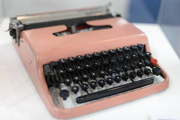 Velha Máquina Escrever Mecânica Rosa Mantida Boas Condições — Fotografia de Stock