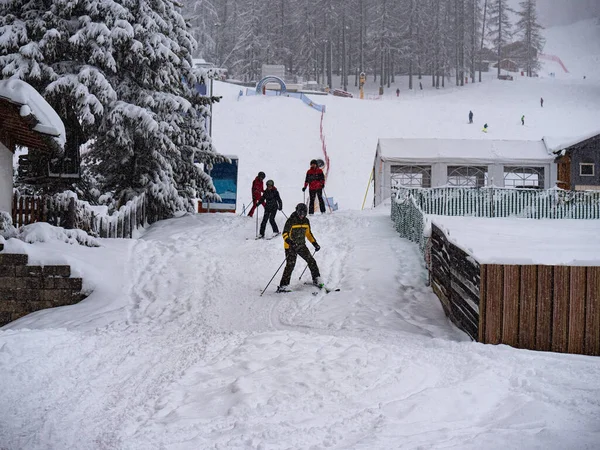 People Returning Day Skiing End Ski Slope Houses — Stock Fotó