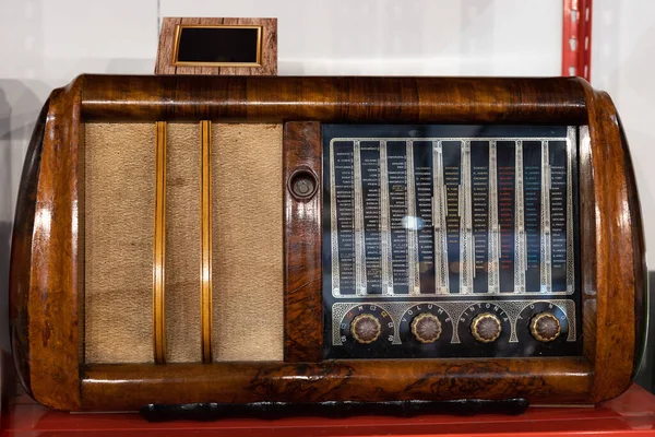Bir Masa Üzerinde Eski Bir Eski Antika Tahta Radyonun Modeli — Stok fotoğraf