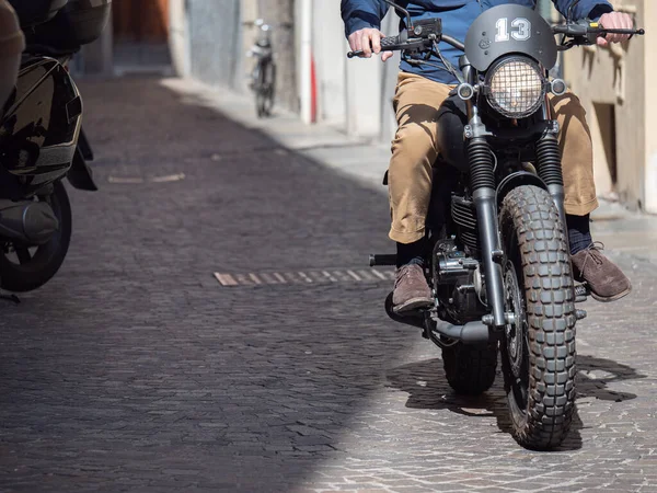 Detail Black Motorcycle Seen Frontside City Road Cobblestone Italy — Stockfoto