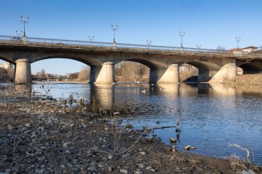 Parma, Emilia Romagna bölgesinde Antika Sokak Lambaları ile nehir üzerindeki Stone Bridge Caprera, İtalya.