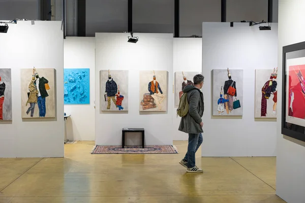 Man Walking Admiring Paintings Modern Art Gallery — Foto Stock