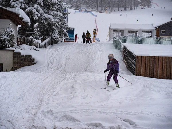 Les Gens Qui Reviennent Après Une Journée Ski Bout Piste — Photo