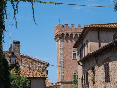 Bolgheri Köyü 'nün girişindeki Ortaçağ Şatosu' nun Çatışan Kulesi.