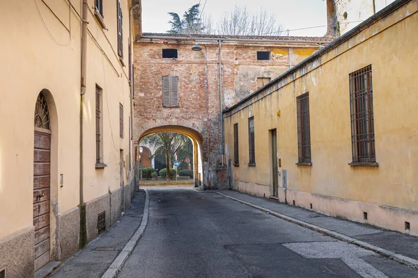 Calle Estrecha Cremona Con Paso Subterráneo Lombardía Italia —  Fotos de Stock