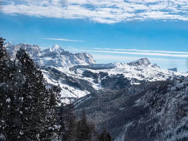 美しい晴れた日にイタリアのドロミテ山脈の雪に覆われた岩の景色 — ストック写真