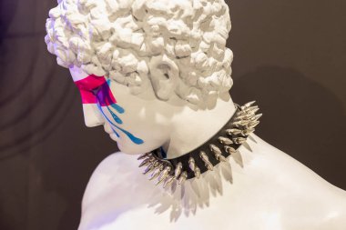 Parma, İtalya - Mart 2022: Gözyaşlarına gömülen bir Beyaz Heykelin ve Sivri uçlu siyah deri yakalı bir heykelin yüz görüntüsü.