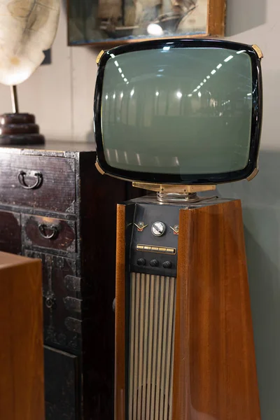 Antikes Schwarz Weiß Fernsehgerät Mit Kathodenstrahlröhre Mit Holzsäulenschrank — Stockfoto