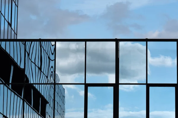 Blue Sky Clouds Tükröződik Üveg Épület — Stock Fotó