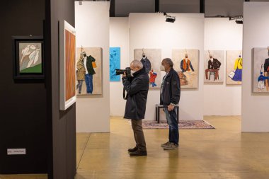 Fotoğrafçılar Modern Sanat Galerisi 'nin içinde çekim yapıyorlar.