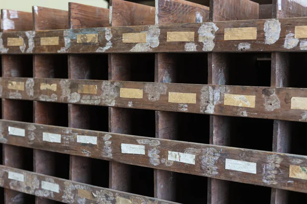 Komory Drewniane Etykietami Starej Szafki Sklepowej — Zdjęcie stockowe