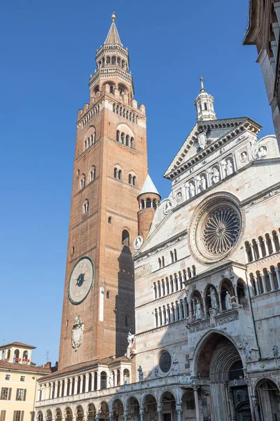 意大利伦巴第的Cremona主教座堂或Santa Maria Assunta主教座堂和被称为Torrazzo的Cremona中世纪钟塔 — 图库照片