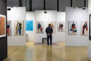 Parma, İtalya - Mart 2022: Modern Sanat Galerisinde Eserlerin SatınAlınmasını Değerlendiren Alıcı.