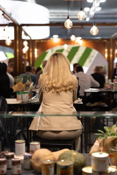 Dobře Oblečená Blond Dáma Sedí Sama Restauraci Vidět Zezadu Osamělost — Stock fotografie