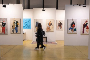 Modern Sanat Galerisinde Yürüyen ve Hayranlık duyan İnsanlar.