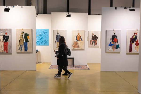 Persone Che Camminano Ammirano Dipinti Una Galleria Arte Moderna — Foto Stock