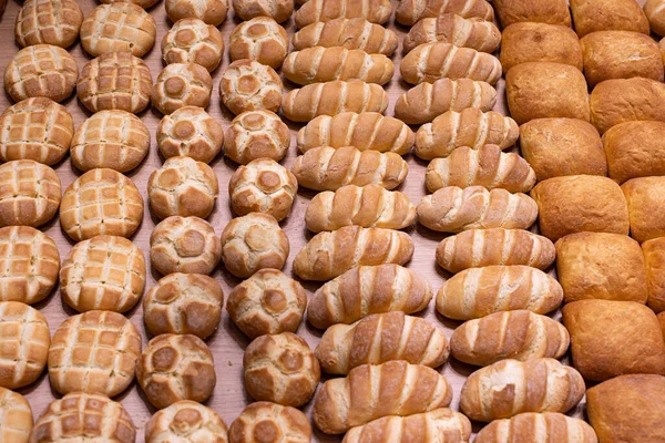 Différents Types Pains Présentés Ordonnément Sur Présentoir Bois Une Boulangerie — Photo