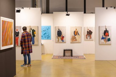 Parma, İtalya - Mart 2022: Bir Modern Sanat Galerisinde İnsan Yürüyor ve Resimleri Hayran Bırakıyor.