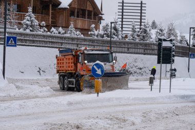 Kar küreme aracı, Karlı bir günde Beyazlatılmış Yollarda eylem halinde.