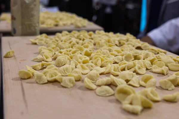 Freshly Prepared Uncooked Pasta Wooden Cutting Board Pasta Italian Orecchiette — Stockfoto