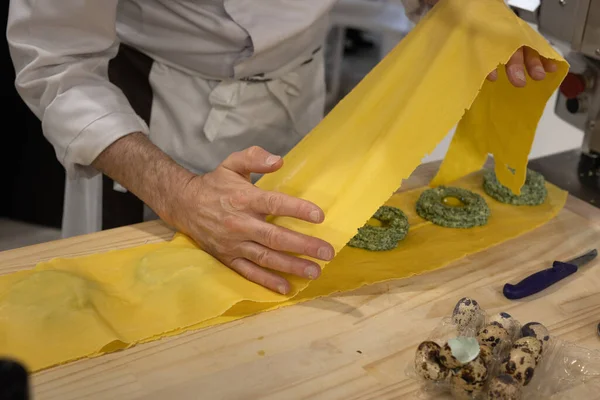Příprava Ravioli Italské Těstoviny Špenátem Křepelčí Vejce — Stock fotografie