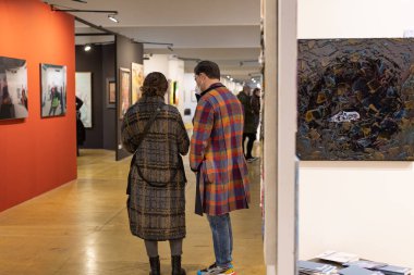 Modern Sanat Galerisinde Yürüyen ve Hayranlık duyan İnsanlar.