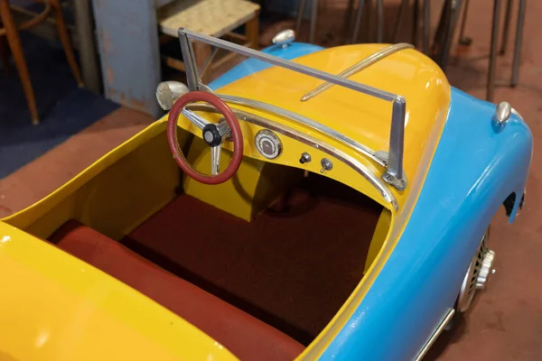 Антикварный Синий Желтый Педали Автомобиля Модель Игрушки Детей — стоковое фото