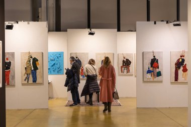 İnsanlar Modern Sanat Galerisinde Tablolara hayran..