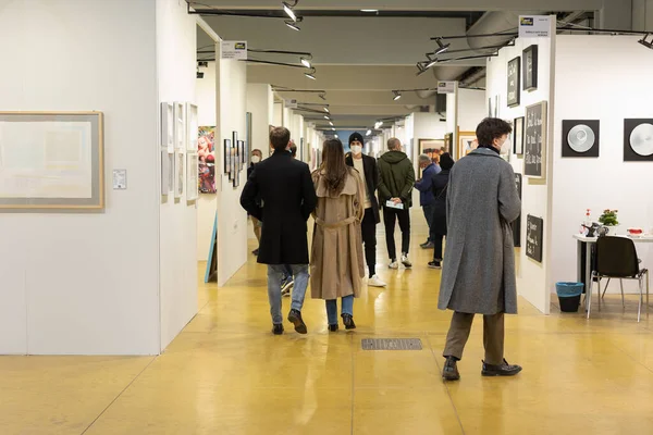 Menschen Gehen Und Bewundern Gemälde Einer Galerie Für Moderne Kunst — Stockfoto