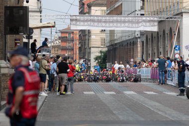 Bir Şehir Pistinde Özel Bisikletleriyle Bir grup Sporcu İçin Yarış Başlama Çizgisi.