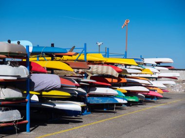Çeşitli Renk ve Şekillerdeki Kanoların Dış Depolaması.