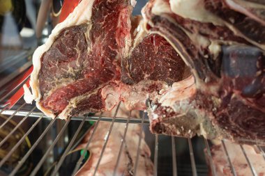 Çiğ et: Buzdolabında büyük bir parça biftek depolandı..