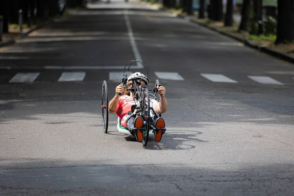 Atleta Con Bicicleta Especial Una Pista Ciudad Durante Una Carrera —  Fotos de Stock