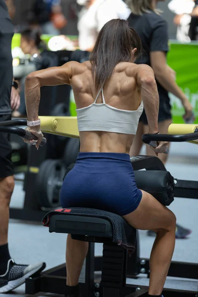 Fitness Workout Girl Doing Exercises Class Shoulder Gym Equipment — Foto Stock