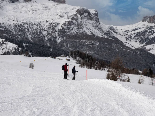 Couple Alpinistes Admirant Pointant Doigt Panorama Enneigé Environnant Des Belles — Photo