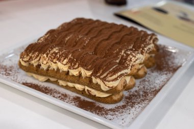 Savoy Kurabiyeleri, krema ve kakao tozuyla doldurulmuş Tiramisu Tatlısı yapımında kullanılır..