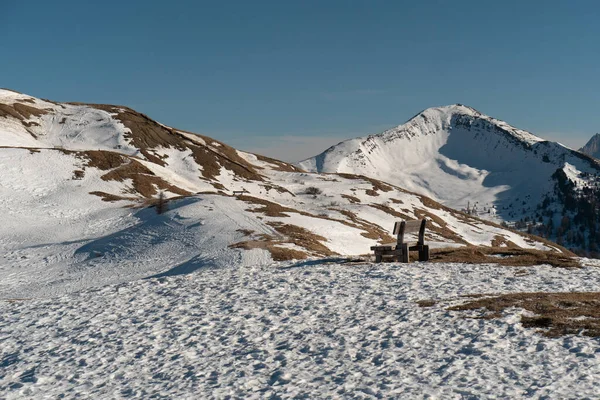 Una Panchina Legno Isolata Nel Mezzo Delle Montagne Innevate — Foto Stock