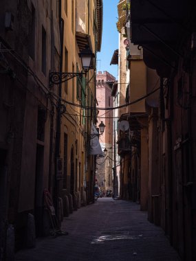Pisa, Toskana 'da Antik Duvarları ve Antik Lamba Postası olan Dar Sokak - İtalya.