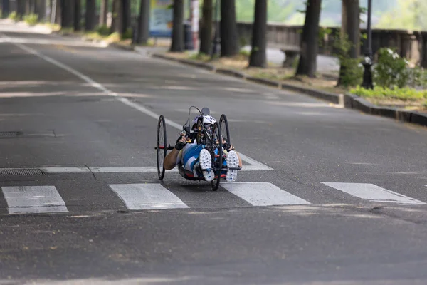 Atleet Met Zijn Special Bike Een Stadspad Tijdens Een Race — Stockfoto