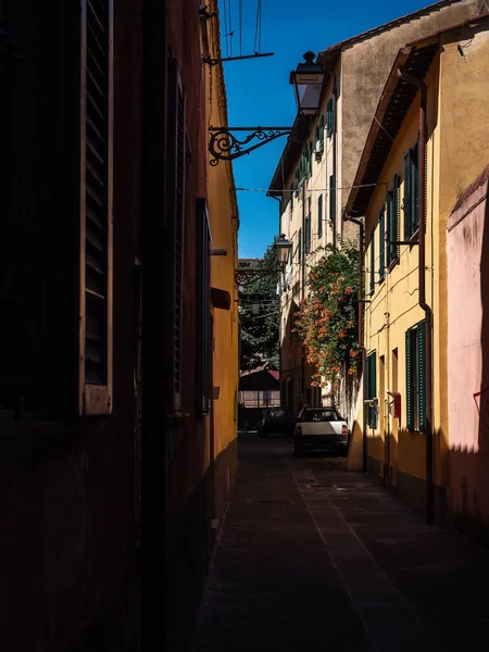 Узкая Улица Древними Стенами Старинным Фонарным Столбом Пизе Тоскана Италия — стоковое фото