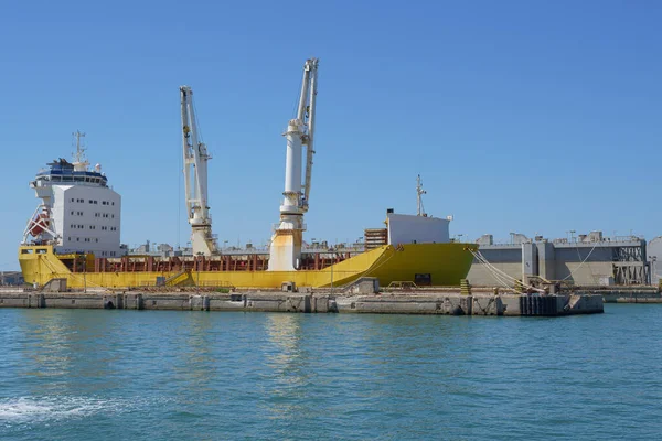 Statek Towarowy Trakcie Konserwacji Stoczni Dwoma Dźwigami Wysokociśnieniowymi — Zdjęcie stockowe