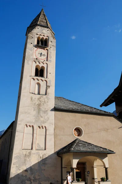 มมองของโบสถ San Pantaleone Courmayeur Aosta Valley ตาล — ภาพถ่ายสต็อก