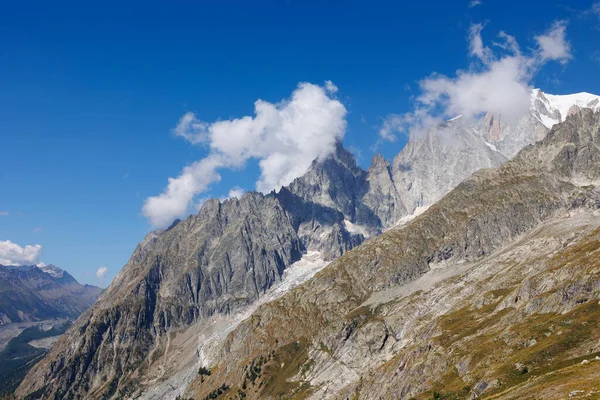 晴れた夏の日にイタリアアルプスの山脈 雲と岩と青空のクローズアップ — ストック写真