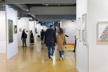 Modern Sanat Galerisinde Yürüyen ve Hayranlık duyan İnsanlar.