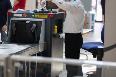 Çantalar, Sırt çantaları ve Kişisel Efektler Erişim Kapısı 'nda X-Ray' lendi.