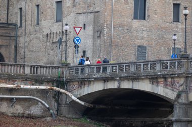 İnsanlar Parma 'nın merkezinde, bir bahar günü, İtalya' da, köprüde yürüyorlar..