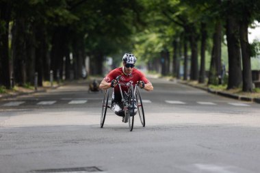 Bir yarış sırasında özel bisikletiyle şehir yolunda bir sporcu..