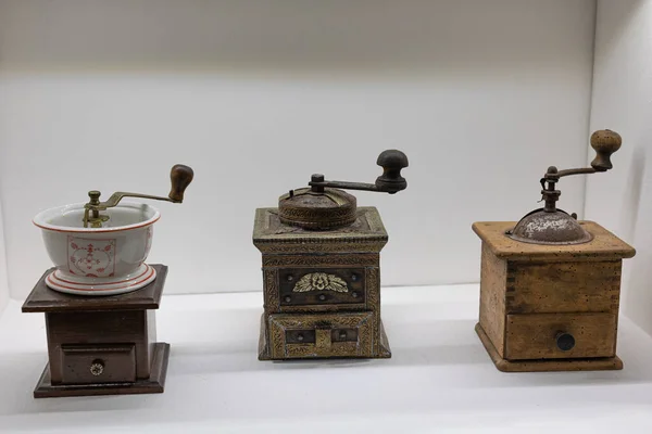 Три Старинных Инструмента Ручной Шлифовки Кофе — стоковое фото
